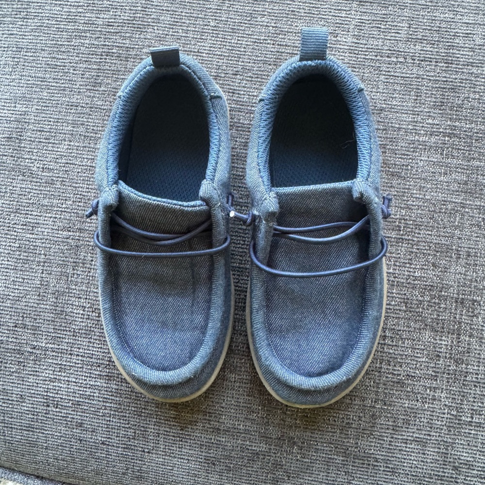 Toddler boys Gap memory foam shoes size 9-gently worn